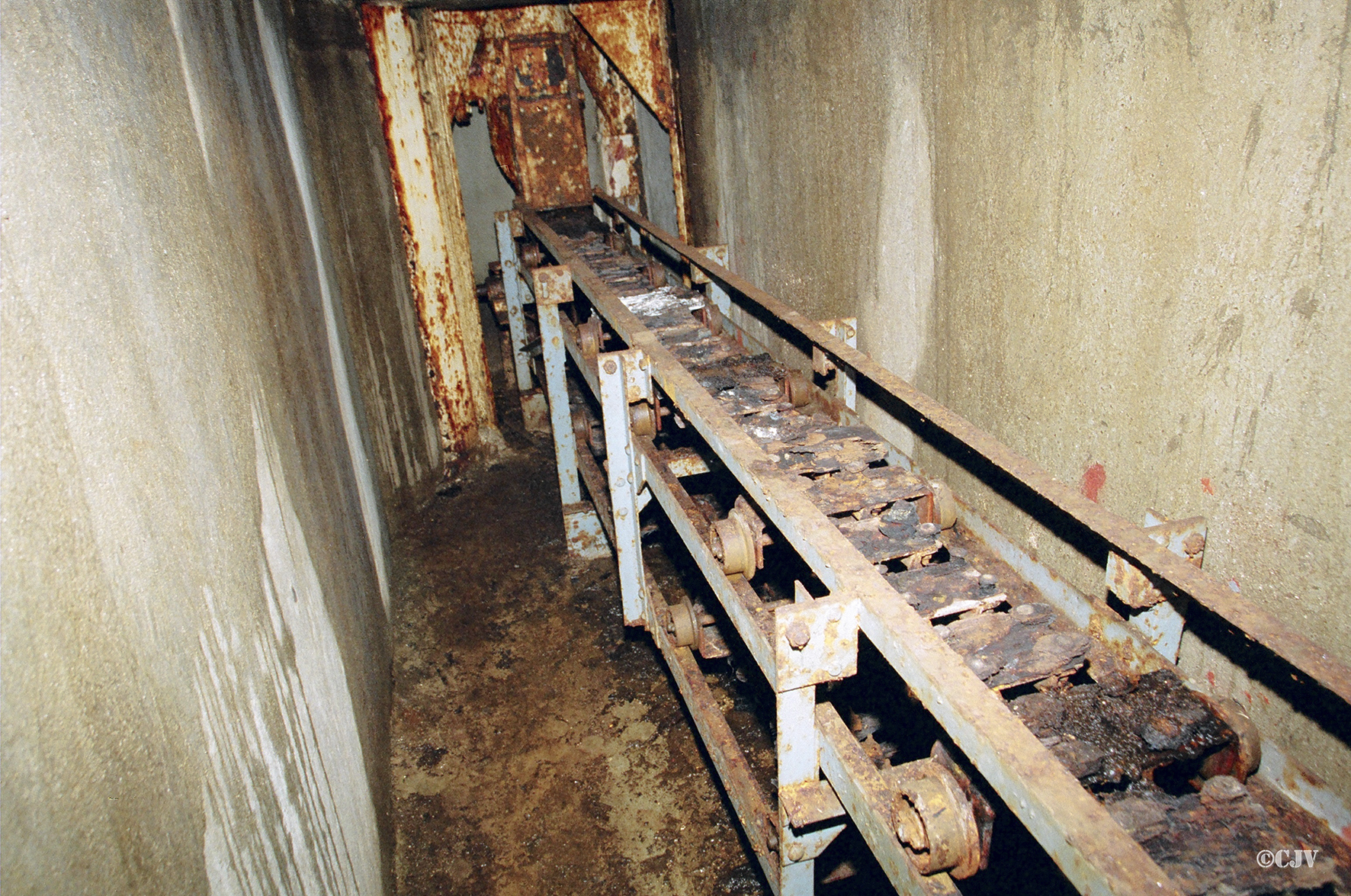 Ligne Maginot - SOETRICH - A11 - (Ouvrage d'artillerie) - Bloc 5
Le convoyeur à douilles entre le fut de la tourelle et le toboggan de descente - Lia VERMEULEN
