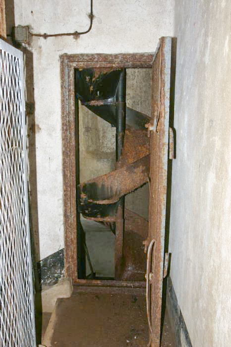Ligne Maginot - SOETRICH - A11 - (Ouvrage d'artillerie) - Bloc 5
Cage d'escalier, le toboggan de descente des douilles entre la tourelle et le réceptacle situé au pied du bloc - ZEIG Marc