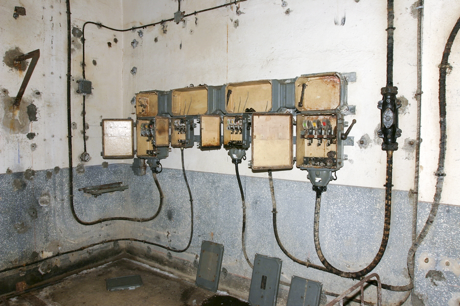 Ligne Maginot - SOETRICH - A11 - (Ouvrage d'artillerie) - Bloc 5
Pied du bloc, local technique, le tableau électrique divisionnaire du bloc - ZEIG Marc