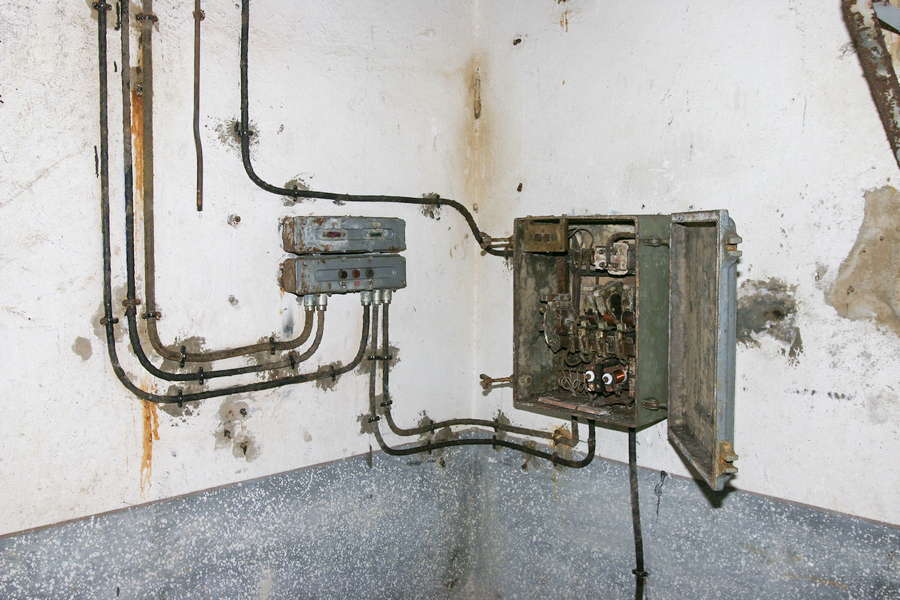Ligne Maginot - SOETRICH - A11 - (Ouvrage d'artillerie) - Bloc 5
Pied du bloc, Système de télé-commande de la ventilation du bloc. - ZEIG Marc