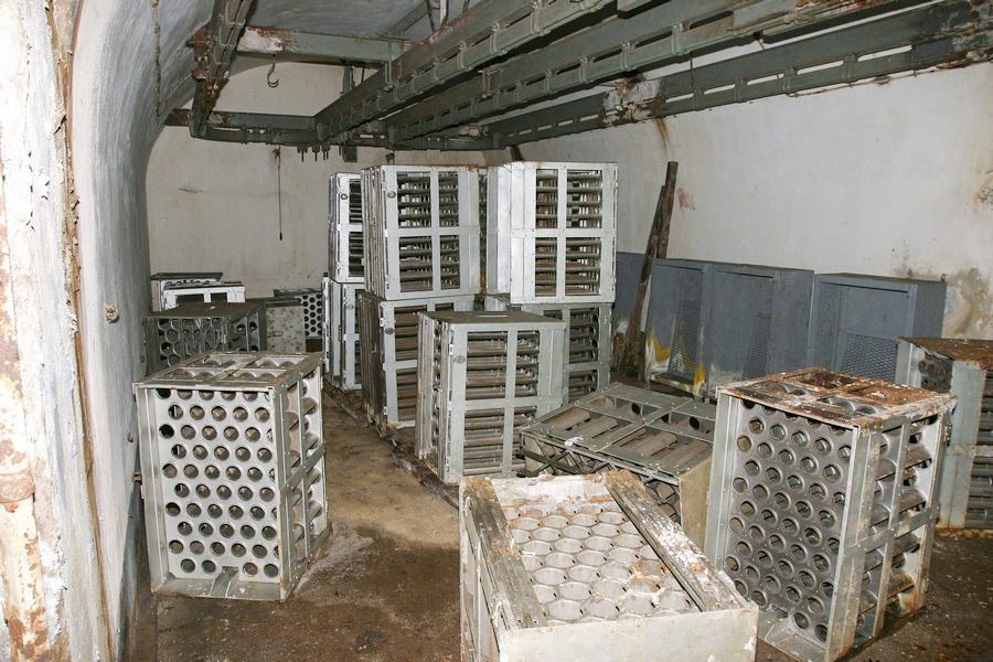 Ligne Maginot - SOETRICH - A11 - (Ouvrage d'artillerie) - Bloc 5
Dessous du bloc - Magasin M2
L'une des alvéoles de stockage des munitions avec les casiers pour obus de 75 mm - ZEIG Marc