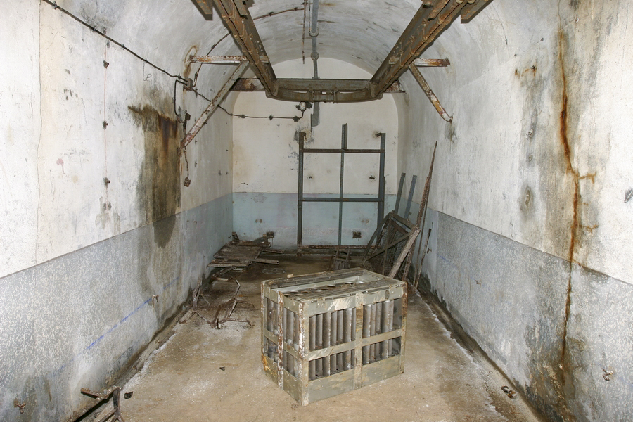 Ligne Maginot - SOETRICH - A11 - (Ouvrage d'artillerie) - Bloc 5
Dessous du bloc - Magasin M2
Local des casiers vides. - ZEIG Marc