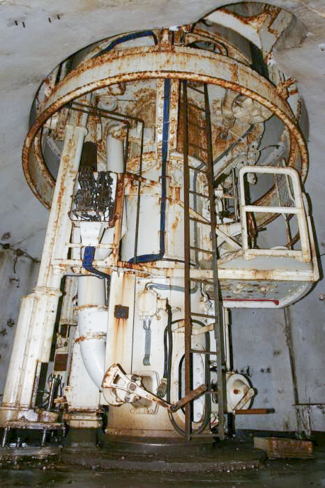 Ligne Maginot - SOETRICH - A11 - (Ouvrage d'artillerie) - Bloc 6
Tourelle pour deux tubes de 75 mm mle 32
L'étage intermédiaire de la tourelle avec le poste de pointage - ZEIG Marc