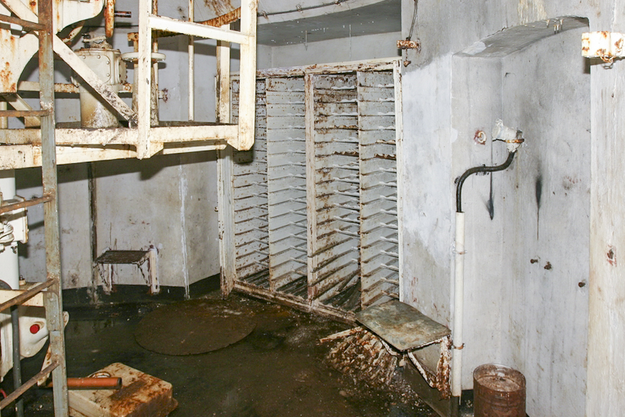 Ligne Maginot - SOETRICH - A11 - (Ouvrage d'artillerie) - Bloc 6
Tourelle pour deux tubes de 75 mm mle 32
L'étage intermédiaire de la tourelle - Le magasin à munitions M3
La prise électrique sur la droite est destinée à alimenter le chauffage de la tourelle lorsque celle ci est inutilisée afin d'éviter la formation de condensation et de  repousser l'humidité. - ZEIG Marc