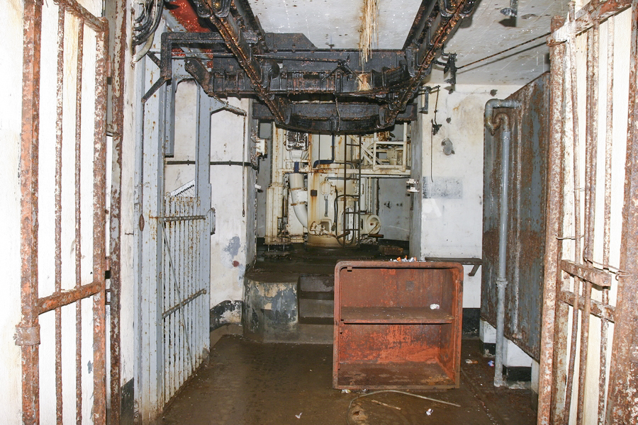 Ligne Maginot - SOETRICH - A11 - (Ouvrage d'artillerie) - Bloc 6
Tourelle pour deux tubes de 75 mm mle 32
L'étage intermédiaire de la tourelle avec le haut du monte-charge et le monorail Tourtellier permettant la manutention des casiers d'obus - ZEIG Marc