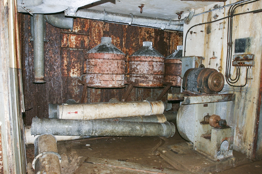 Ligne Maginot - SOETRICH - A11 - (Ouvrage d'artillerie) - Bloc 6
Le haut du bloc
La ventilation du bloc, démontée dans les années 50 dans le cadre de la modernisation de l'ouvrage, non menée à bien). - ZEIG Marc
