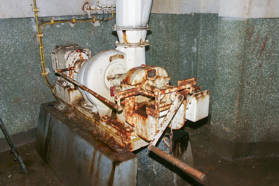 Ligne Maginot - SOETRICH - A11 - (Ouvrage d'artillerie) - Bloc 6
Tourelle pour deux tubes de 75 mm mle 32
Le ventilateur spécifique de la tourelle, fonctionnant électriquement ou à main
La ventilation du bloc, démontée dans les années 50 dans le cadre de la modernisation de l'ouvrage, non menée à bien). - ZEIG Marc