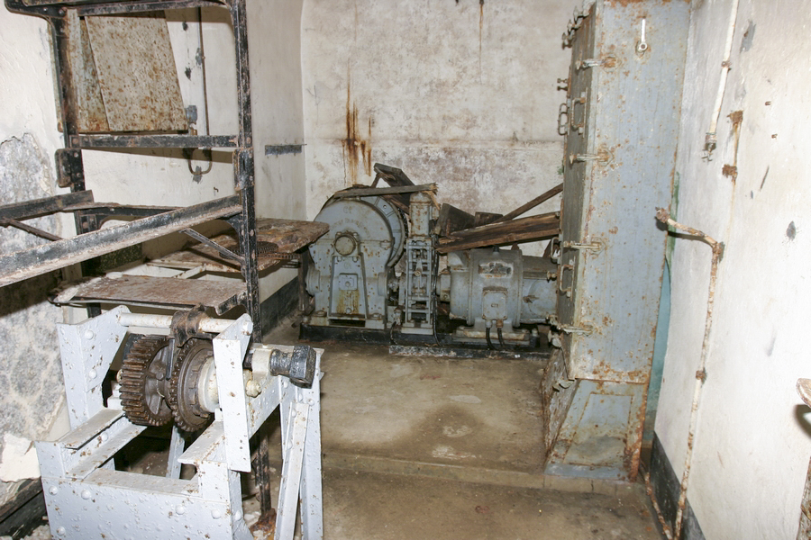 Ligne Maginot - SOETRICH - A11 - (Ouvrage d'artillerie) - Bloc 6
Le bas du bloc, machinerie du monte-charge BDR (Baudet Donon Roussel) avec le dispositif de manoeuvre  à main de secours au premier plan - ZEIG Marc