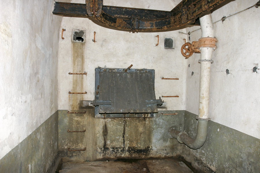 Ligne Maginot - SOETRICH - A11 - (Ouvrage d'artillerie) - Bloc 6
Le receptacle à douilles en bas du toboggan de récupération. 

Noter les deux ouvertures vitrées en partie haute permettant de juger du niveau de remplissage du réceptacle et les échelons permettant d'y accéder - ZEIG Marc