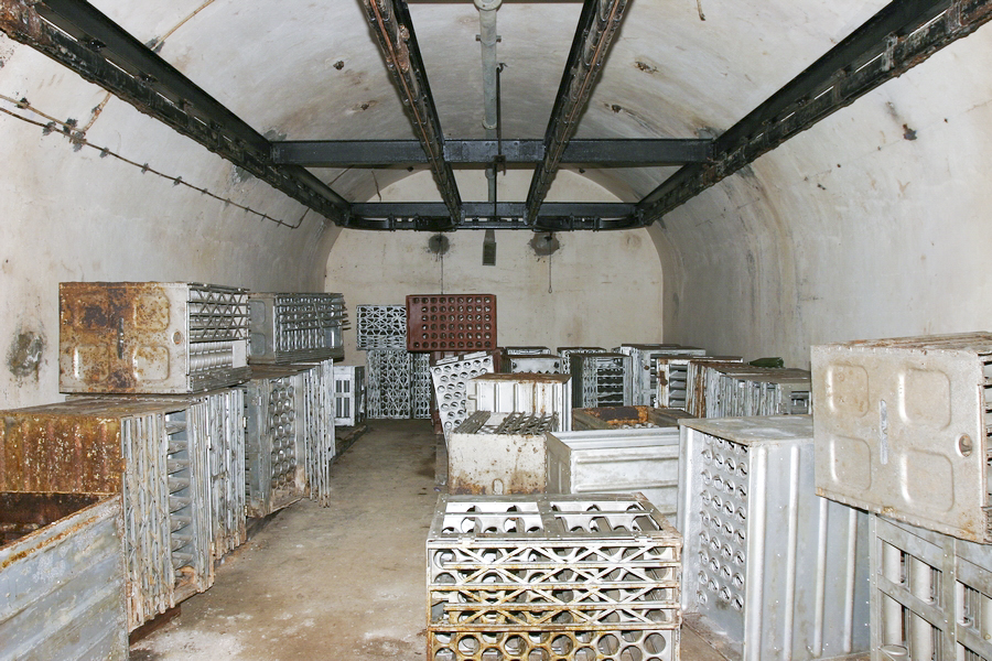 Ligne Maginot - SOETRICH - A11 - (Ouvrage d'artillerie) - Bloc 6
Le bas du bloc, magasin a munitions M2
L'une des alvéoles de stockage pour obus de 75 avec les casiers pour obus - ZEIG Marc