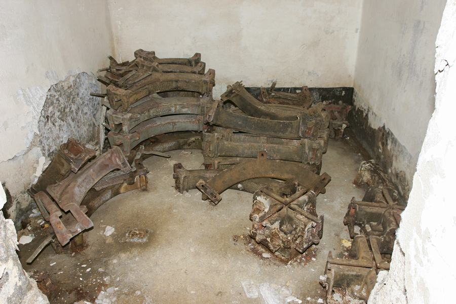 Ligne Maginot - Ouvrage d'artillerie de SOETRICH - Bloc 6
Le bas du bloc, pièces détachées pour système de monorail Tourtelier - ZEIG Marc