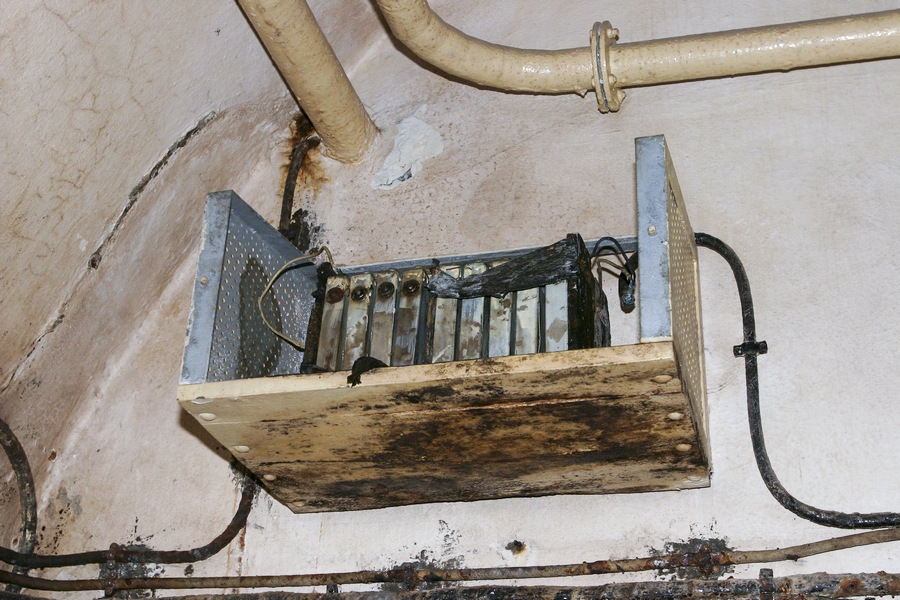 Ligne Maginot - SOETRICH - A11 - (Ouvrage d'artillerie) - Bloc 6
Le PC
Batterie d'accumulateurs pour le secours de l'alimentation du système de transmetteurs d'ordre entre le PC et la tourelle en cas de coupure secteur - ZEIG Marc