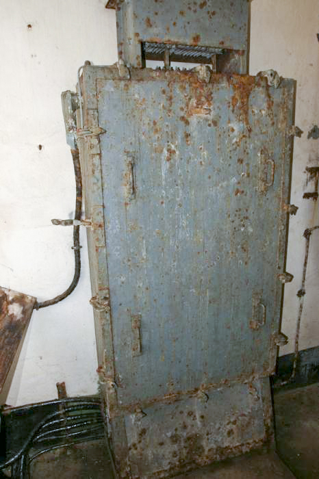 Ligne Maginot - SOETRICH - A11 - (Ouvrage d'artillerie) - Bloc 6
Le bas du bloc, l'armoire électrique de commande du monte-charge BDR (Baudet Donon Roussel) - ZEIG Marc