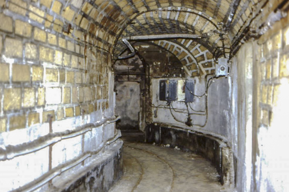 Ligne Maginot - SOETRICH - A11 - (Ouvrage d'artillerie) - Les galeries
A l'instar d'autres ouvrages de ce secteur comme le Galgenberg, les locaux étaient maçonnées et jointés et les pierres laissées apparentes, sans enduit.
Des enduits ont été faits ensuite dans les locaux et certaines galeries puis recouverts de peinture blanche afin d'améliorer la luminosité.
Photo datant de novembre 1992 - NOEL Yves - AOM 22 Juin