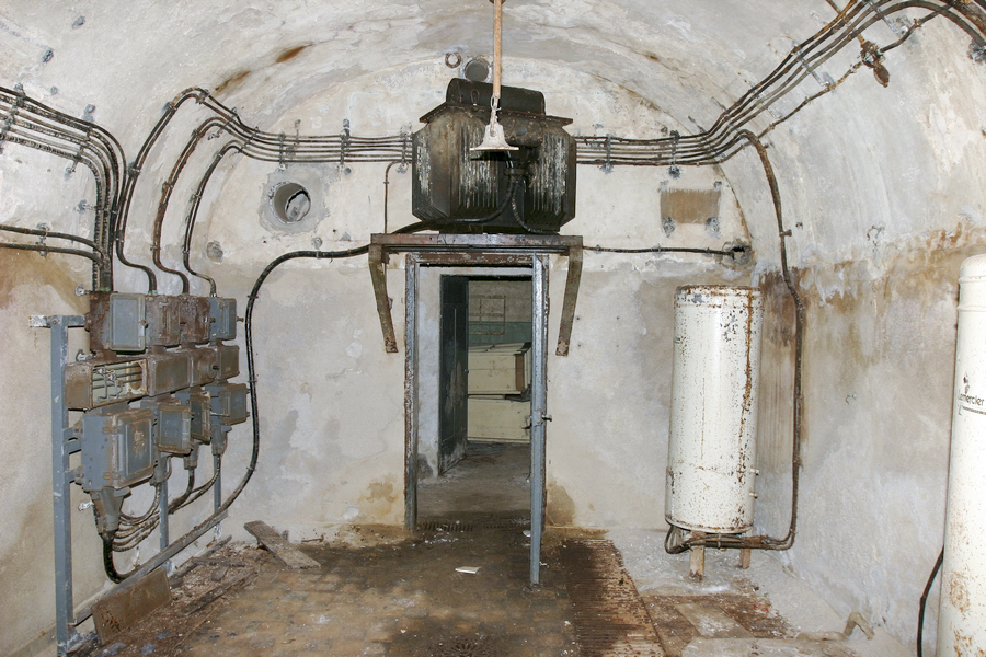 Ligne Maginot - SOETRICH - A11 - (Ouvrage d'artillerie) - Cuisine
Les restes de la cuisine troupe 
Le transformateur permettait de produire du 220V triphasé nécessaire pour l'alimentation des équipements de cuisine à partir du 400V triphasé distribué dans l'ouvrage - ZEIG Marc