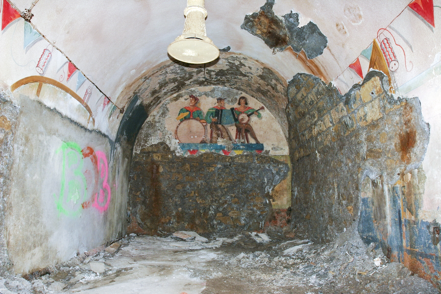 Ligne Maginot - SOETRICH - A11 - (Ouvrage d'artillerie) - Casernement 
Peinture murale
Le Mess de l'ouvrage, l'orchestre basque et frise murale - ZEIG Marc
