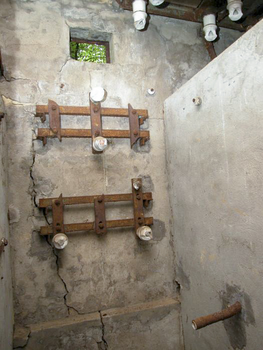 Ligne Maginot - SOETRICH - A11 - (Ouvrage d'artillerie) - Le poste de transformation extérieur près de l’entrée des hommes. Ce poste était doté de deux transformateurs (60KVA et 200 KVA) - ZEIG Marc
