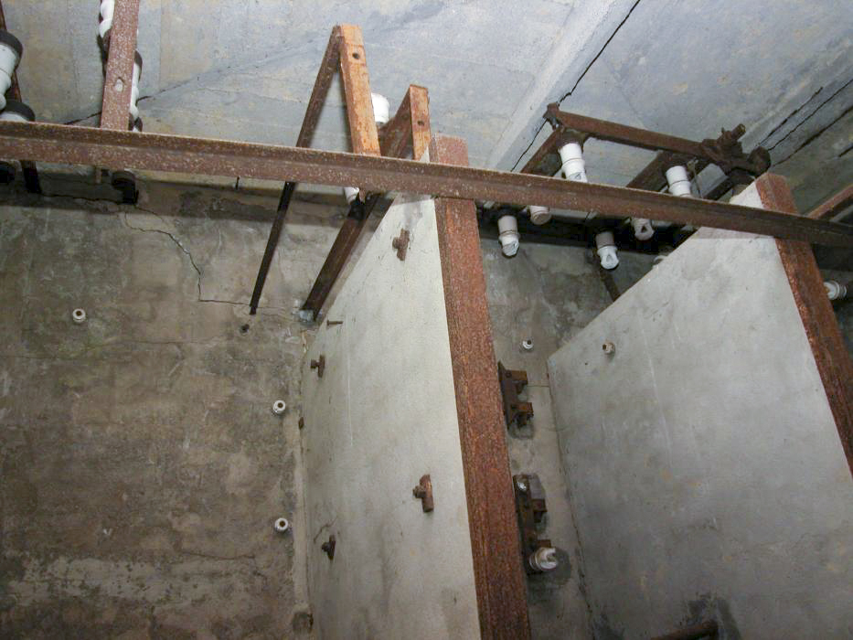 Ligne Maginot - SOETRICH - A11 - (Ouvrage d'artillerie) - Le poste de transformation extérieur près de l’entrée des hommes. Ce poste était doté de deux transformateurs (60KVA et 200 KVA) - ZEIG Marc