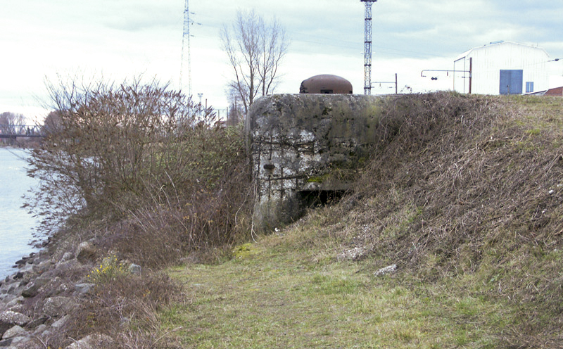 Ligne Maginot - BASSIN DE L'INDUSTRIE - (Casemate d'infanterie - Double) - La chambre de tir nord remblayée - LAMBERT Pascal