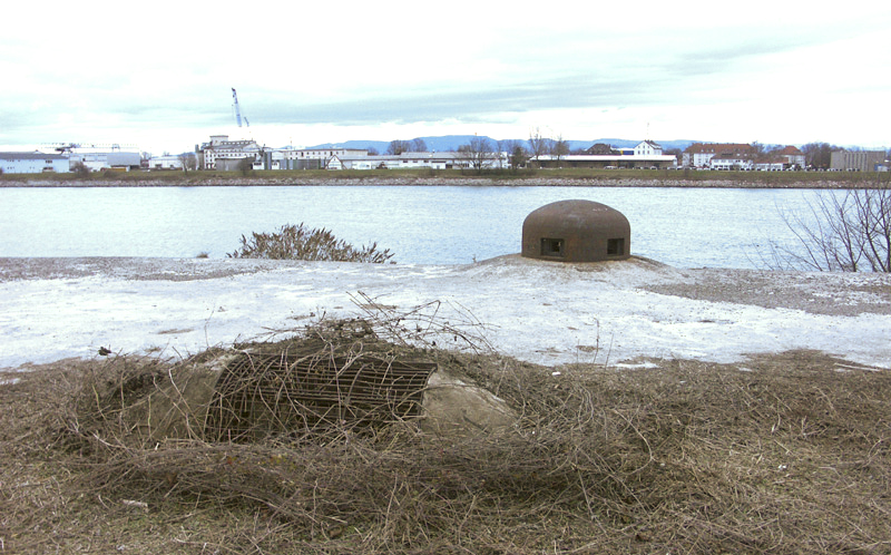 Ligne Maginot - BASSIN DE L'INDUSTRIE - (Casemate d'infanterie - Double) - Vue de la rive allemande depuis la casemate - LAMBERT Pascal