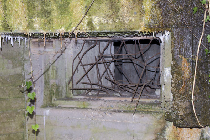 Ligne Maginot - BAUERNGRUNDWASSER - (Blockhaus pour arme infanterie) - Détail du créneau mitrailleuse Est - Les Gardiens du Rhin