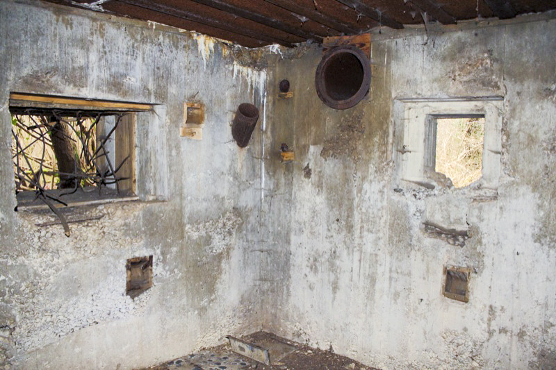 Ligne Maginot - BAUERNGRUNDWASSER - (Blockhaus pour arme infanterie) - Chambre de tir Ouest
Créneau mitrailleuse, goulotte à grenades et créneau FM de défense de l'entrée - Les Gardiens du Rhin