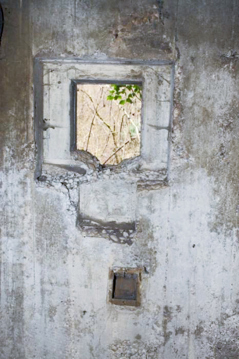 Ligne Maginot - BAUERNGRUNDWASSER - (Blockhaus pour arme infanterie) - Chambre de tir Ouest
Créneau FM de défense de l'entrée - Les Gardiens du Rhin