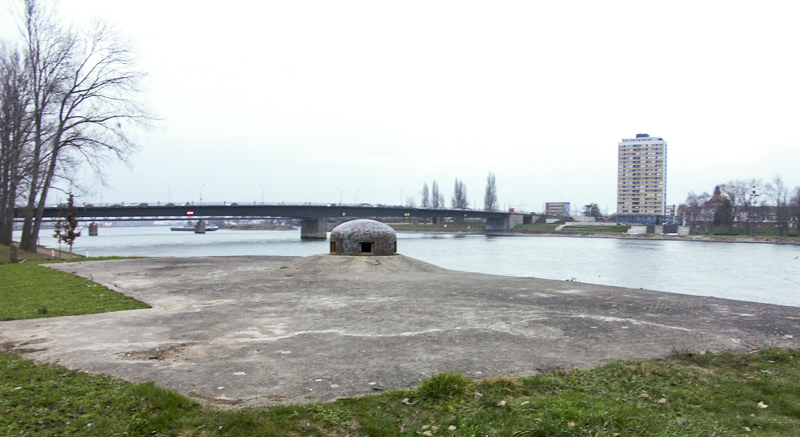 Ligne Maginot - CHAMP DE COURSES - (Casemate d'infanterie - double) - Vue vers le Nord sur les ponts de Kehl - LAMBERT Pascal