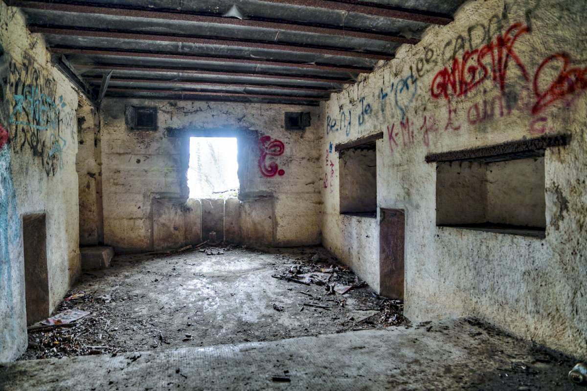 Ligne Maginot - DUCROT OUEST - (Casemate d'artillerie) - Chambre de tir droite modifiée en 1936 pour un canon de 75 mm mle 1897 sur affût de casemate
A droite les niches à munitions - Antoine Schoen