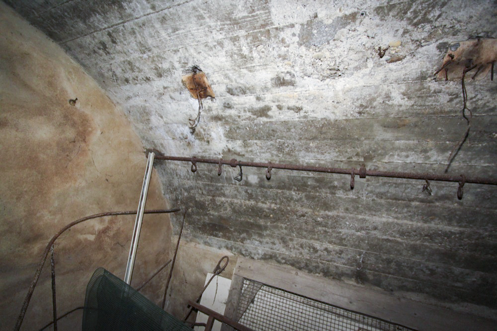 Ligne Maginot - DALHUNDEN EST - (PC de Sous-Quartier) - Les crochets pour hamac dans l'abri - Les Gardiens du Rhin