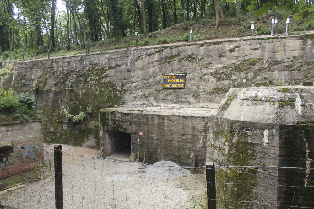 Ligne Maginot - FORT DUCROT - (PC de Secteur) - L'entrée et le casernement du front de gorge  - EBEL Aurélien