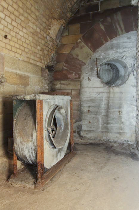 Ligne Maginot - FORT DUCROT - (PC de Secteur) - Prise d'air et ventilateur du PC - Les Gardiens du Rhin