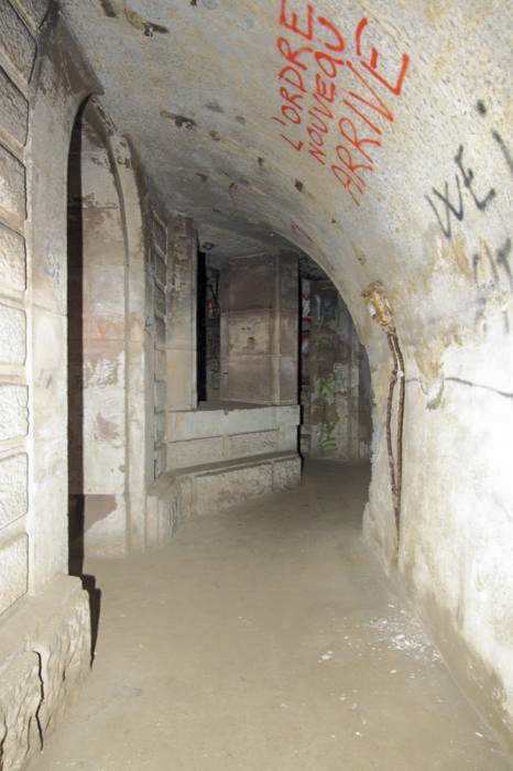 Ligne Maginot - FORT DUCROT - (PC de Secteur) - Entrée du PC
A gauche la façade d'origine du laboratoire d'artillerie, à droite le masque bétonné - Les Gardiens du Rhin