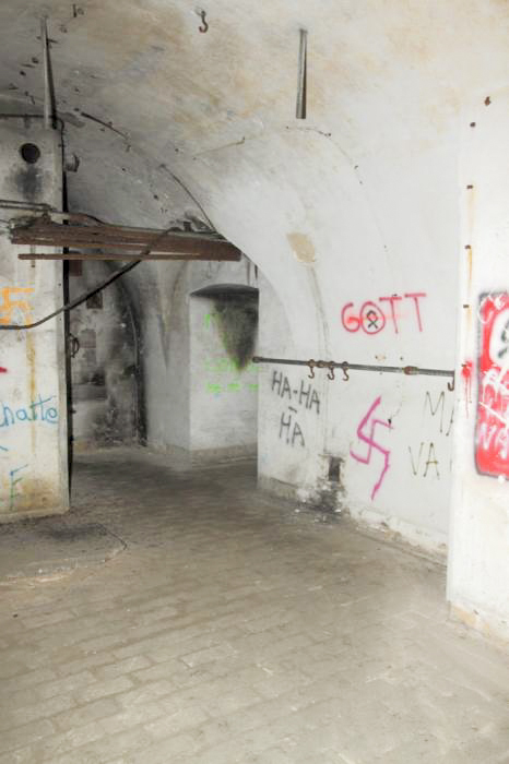Ligne Maginot - FORT DUCROT - (PC de Secteur) - Laboratoire d'artillerie employé comme PC
Pièce servant de couchage - Les Gardiens du Rhin