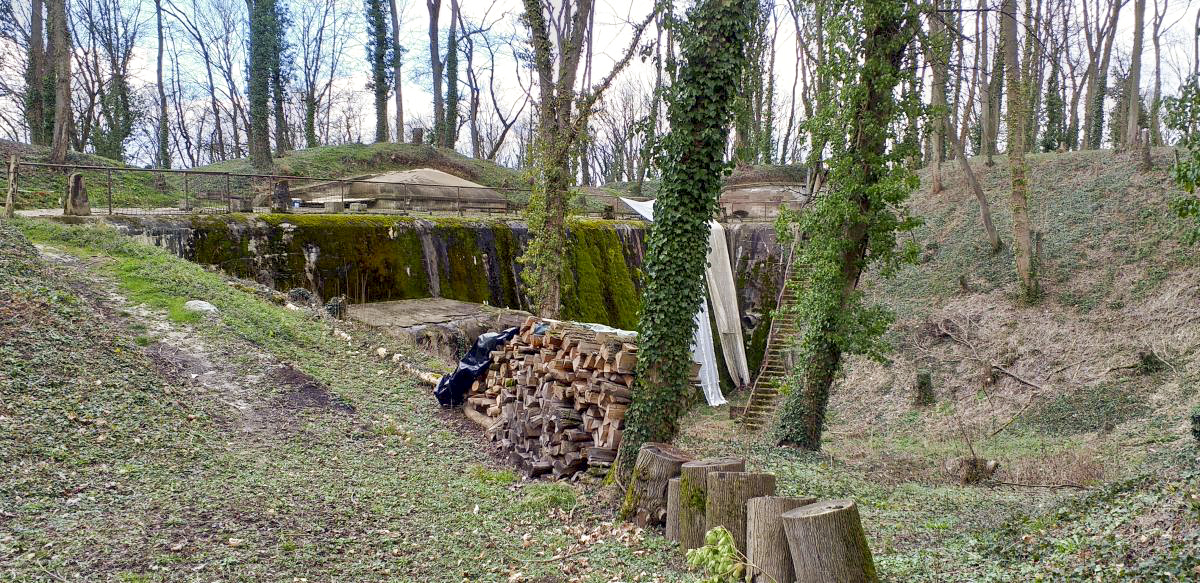 Ligne Maginot - FORT DUCROT - (PC de Secteur) - Vue générale de la cour gauche avec le PC bétonné - Les Gardiens du Rhin