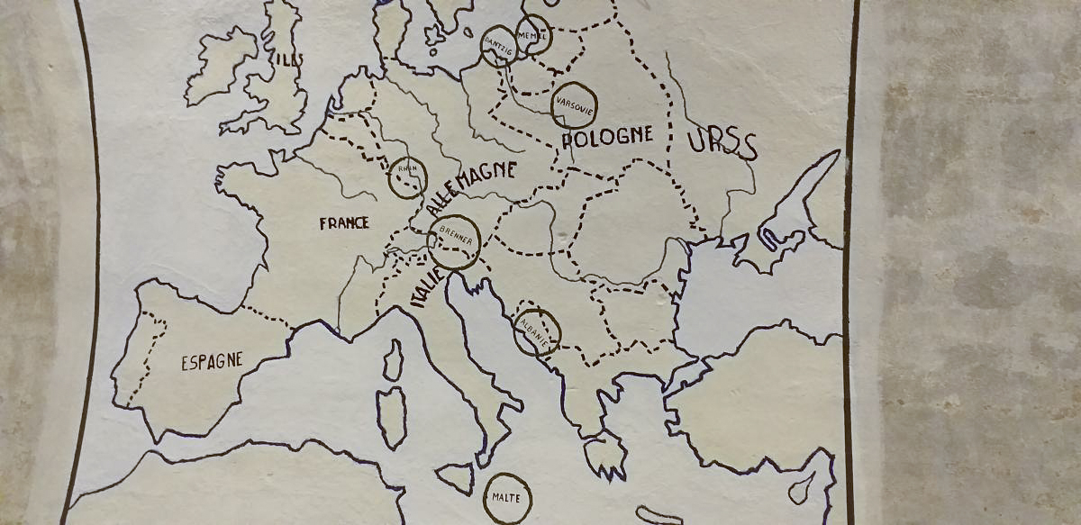 Ligne Maginot - FORT DUCROT - (PC de Secteur) - Peinture de la 'drôle de guerre' 
Carte de l'Europe avec les zones de revendications territoriales allemandes entourées - Les Gardiens du Rhin