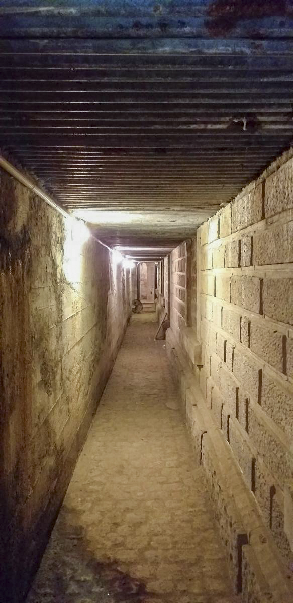 Ligne Maginot - FORT DUCROT - (PC de Secteur) - Galerie vers le PC entre le masque bétonné à gauche et la façade d'origine à droite. On distingue le pavage de la cour au sol - Les Gardiens du Rhin
