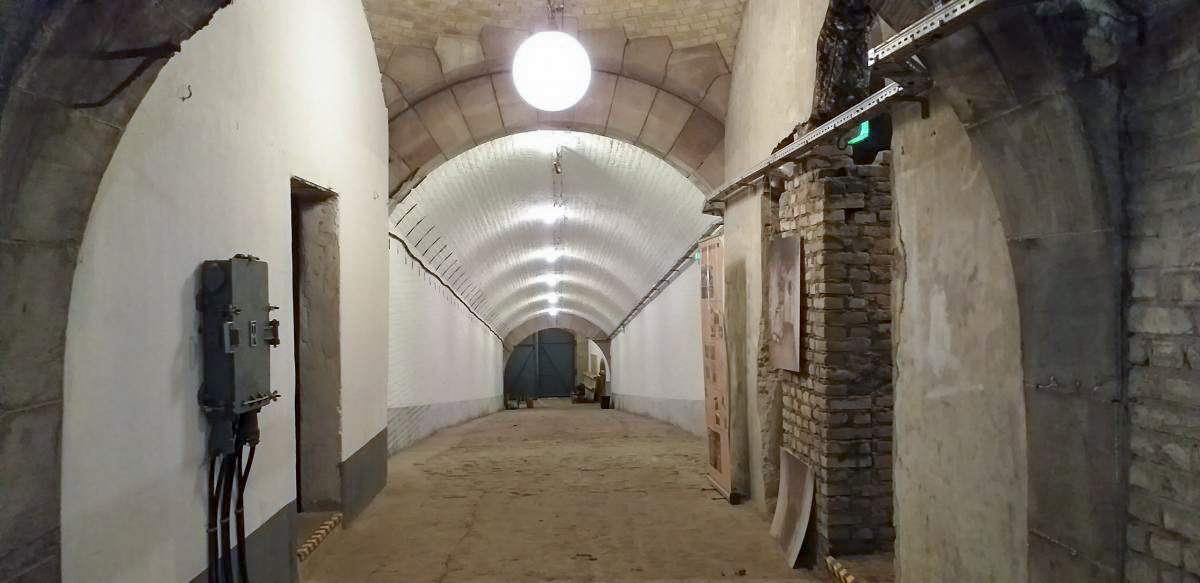 Ligne Maginot - FORT DUCROT - (PC de Secteur) - Galerie principale avec de chaque coté les anciens accès aux deux cours condamnés. A droite l'accès au PC Maginot et le local ventilation amménagé par les français - Les Gardiens du Rhin