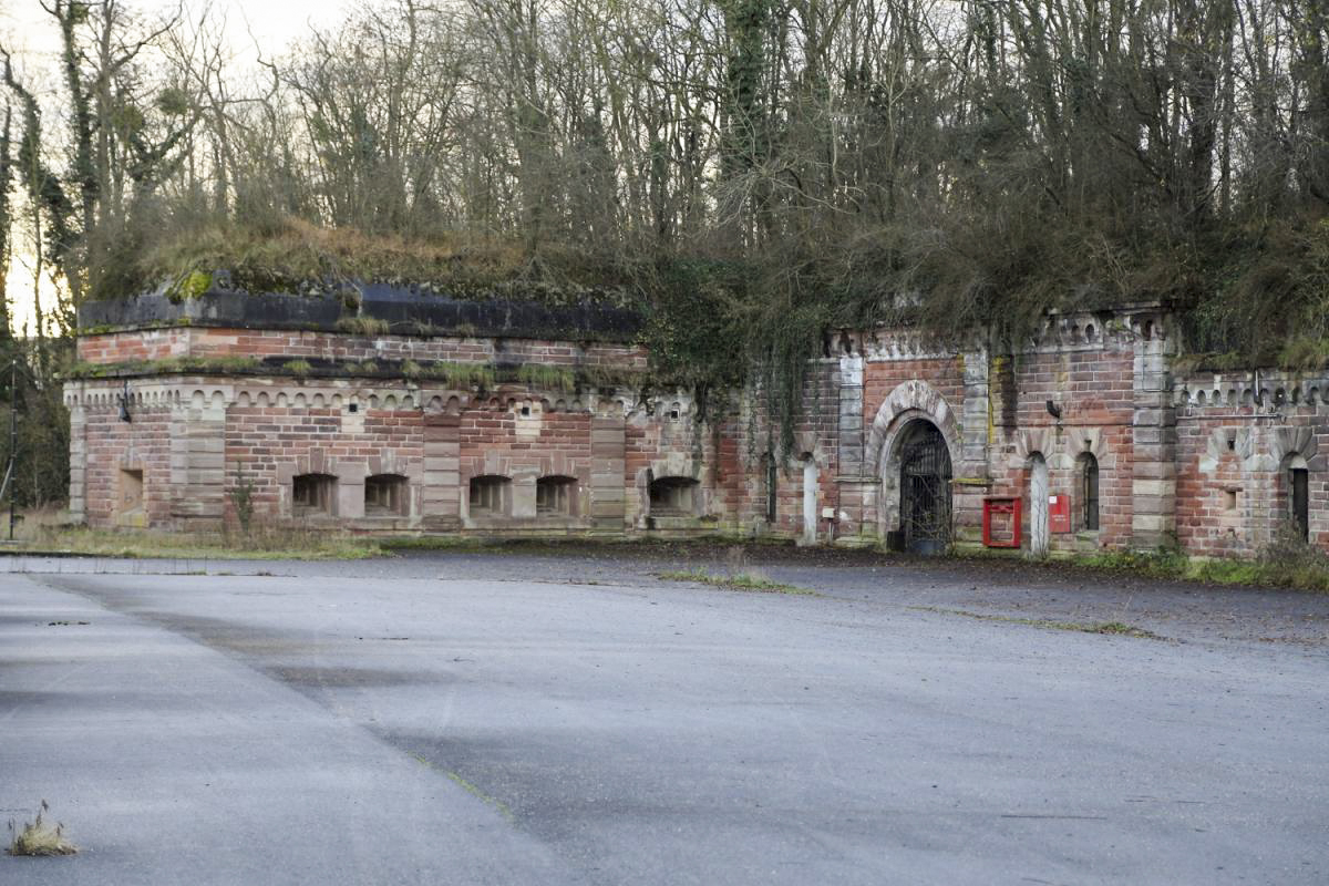 Ligne Maginot - FORT HOCHE - (Casernement) - L'entrée et son imposante caponnière - A. SCHOEN