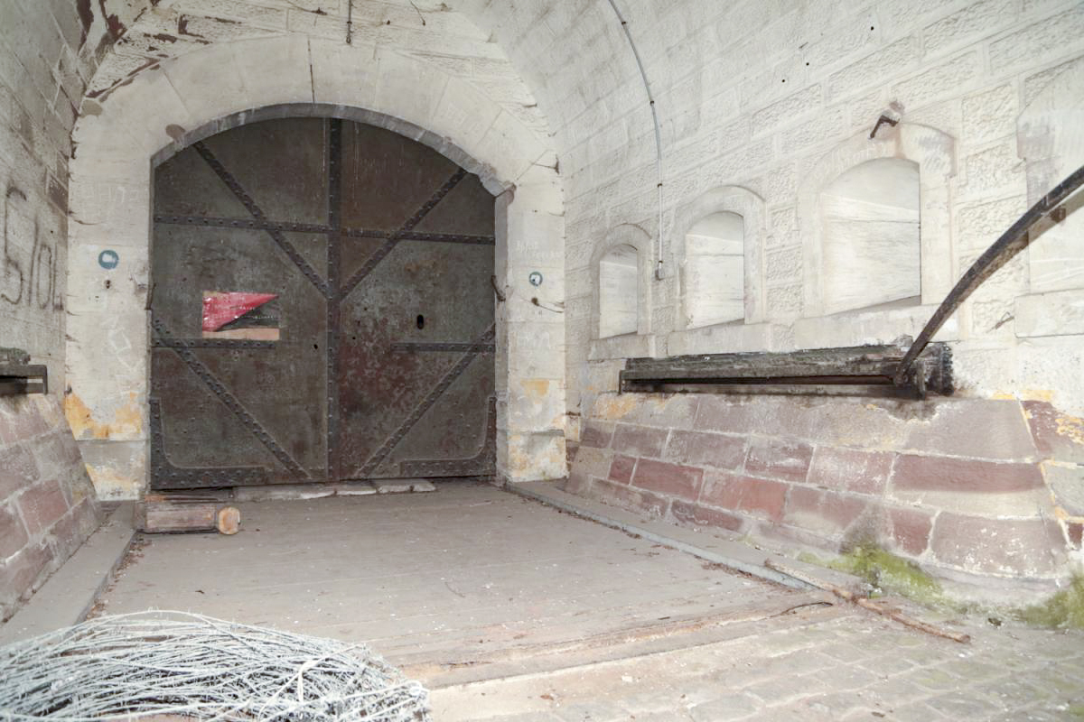 Ligne Maginot - FORT HOCHE - (Casernement) - Pont-levis et porte blindée à deux vantaux - A. SCHOEN