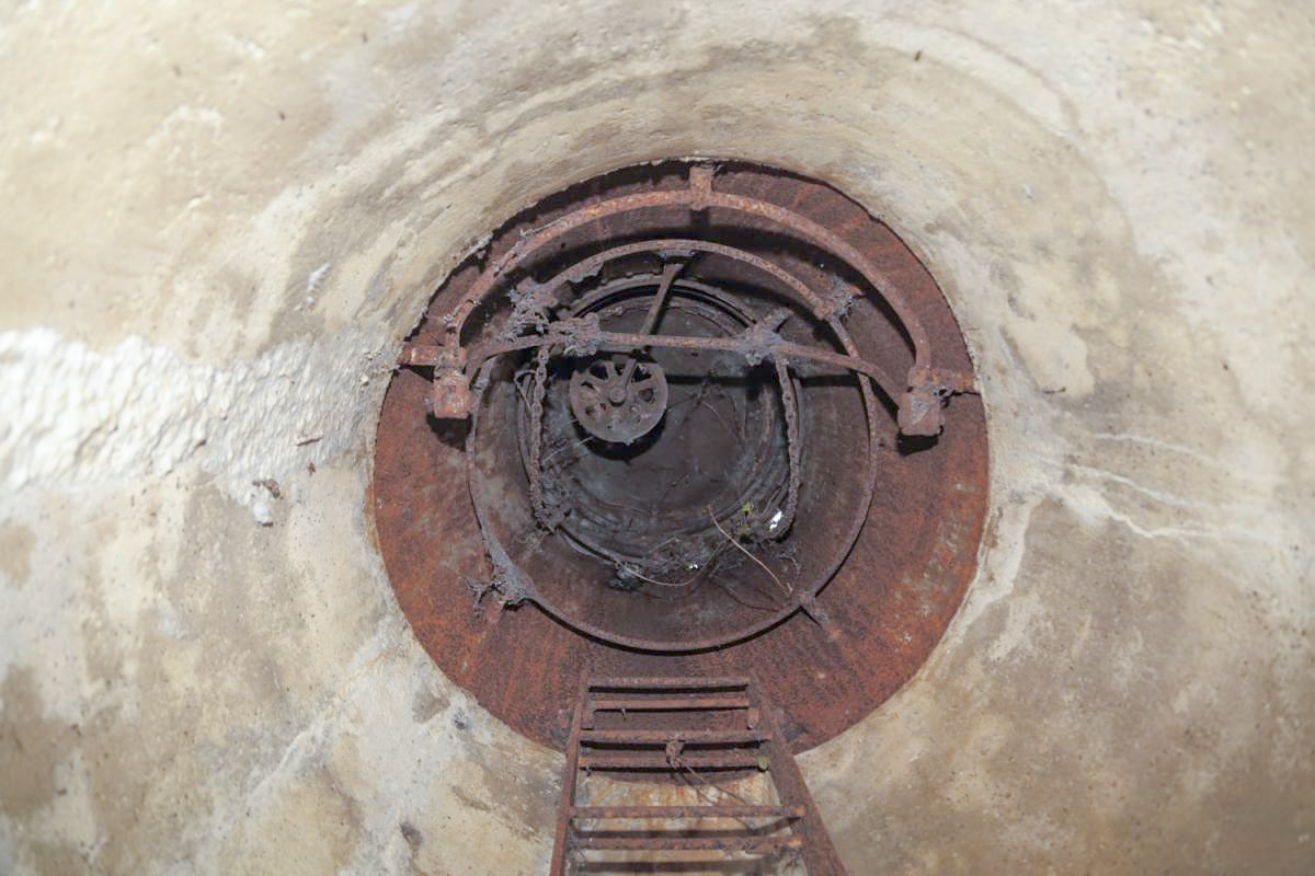 Ligne Maginot - FORT HOCHE - (Casernement) - La cloche avec le créneau percé sous la calotte - A. SCHOEN