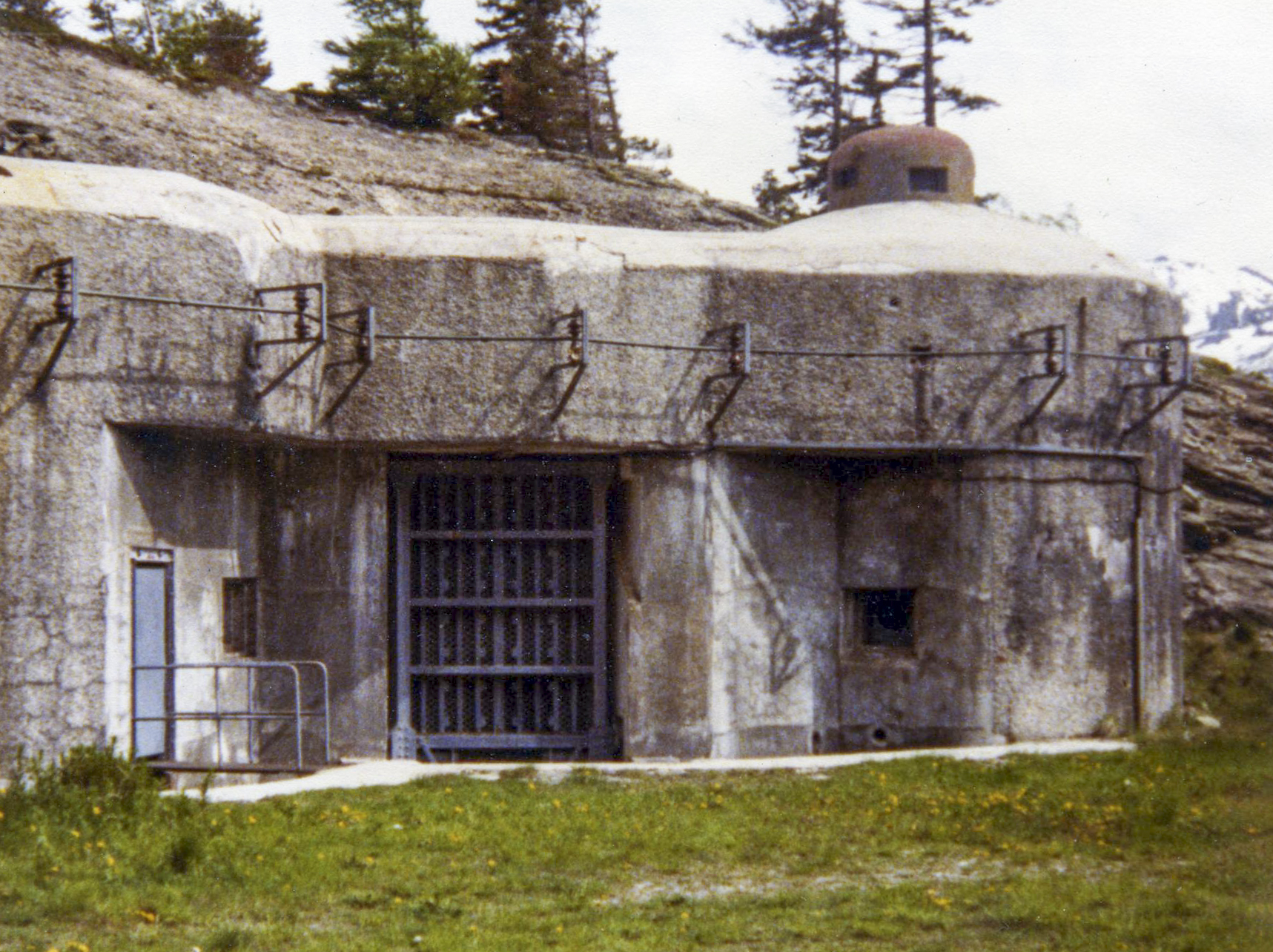 Ligne Maginot - SAPEY - (Ouvrage d'artillerie) - Le bloc d'entrée avec son antenne Radio encore en place en 1980 - Jean Louis Nospeld