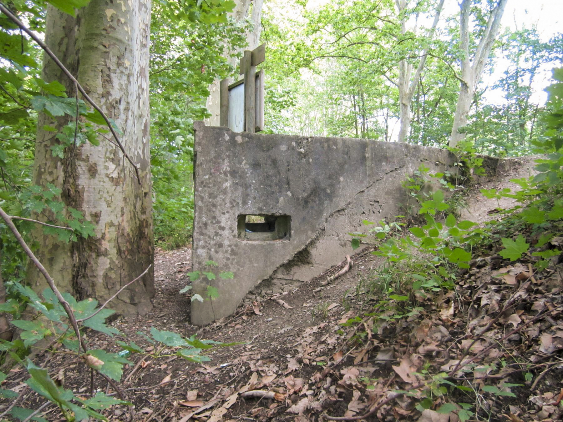 Ligne Maginot - HAUTE DIGUE 3 - (Blockhaus pour arme infanterie) - Créneau droit de défense rapprochée de l'entrée - G.Fuchs