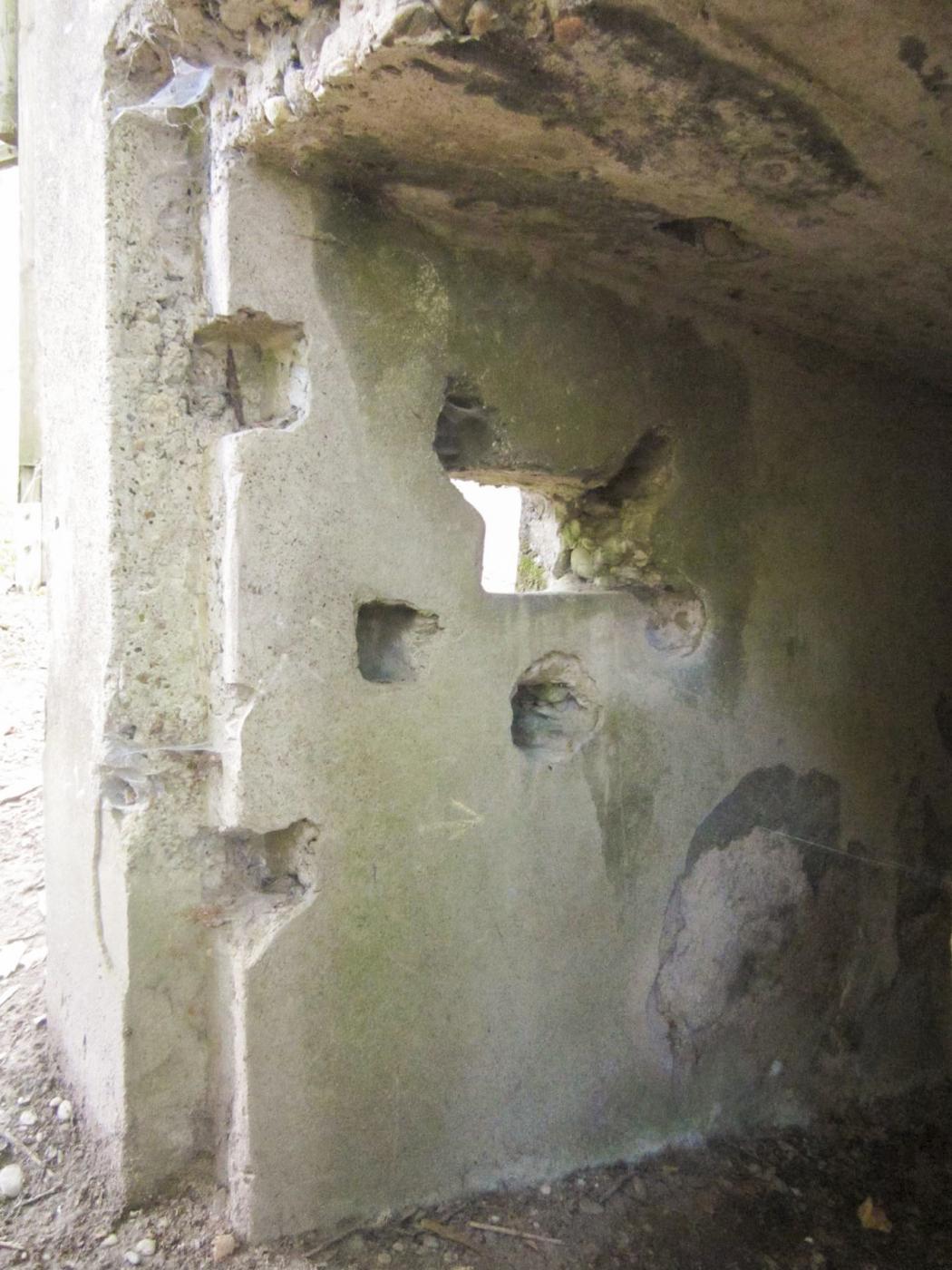 Ligne Maginot - HAUTE DIGUE 3 - (Blockhaus pour arme infanterie) - Créneau gauche de défense rapprochée de l'entrée - G.Fuchs