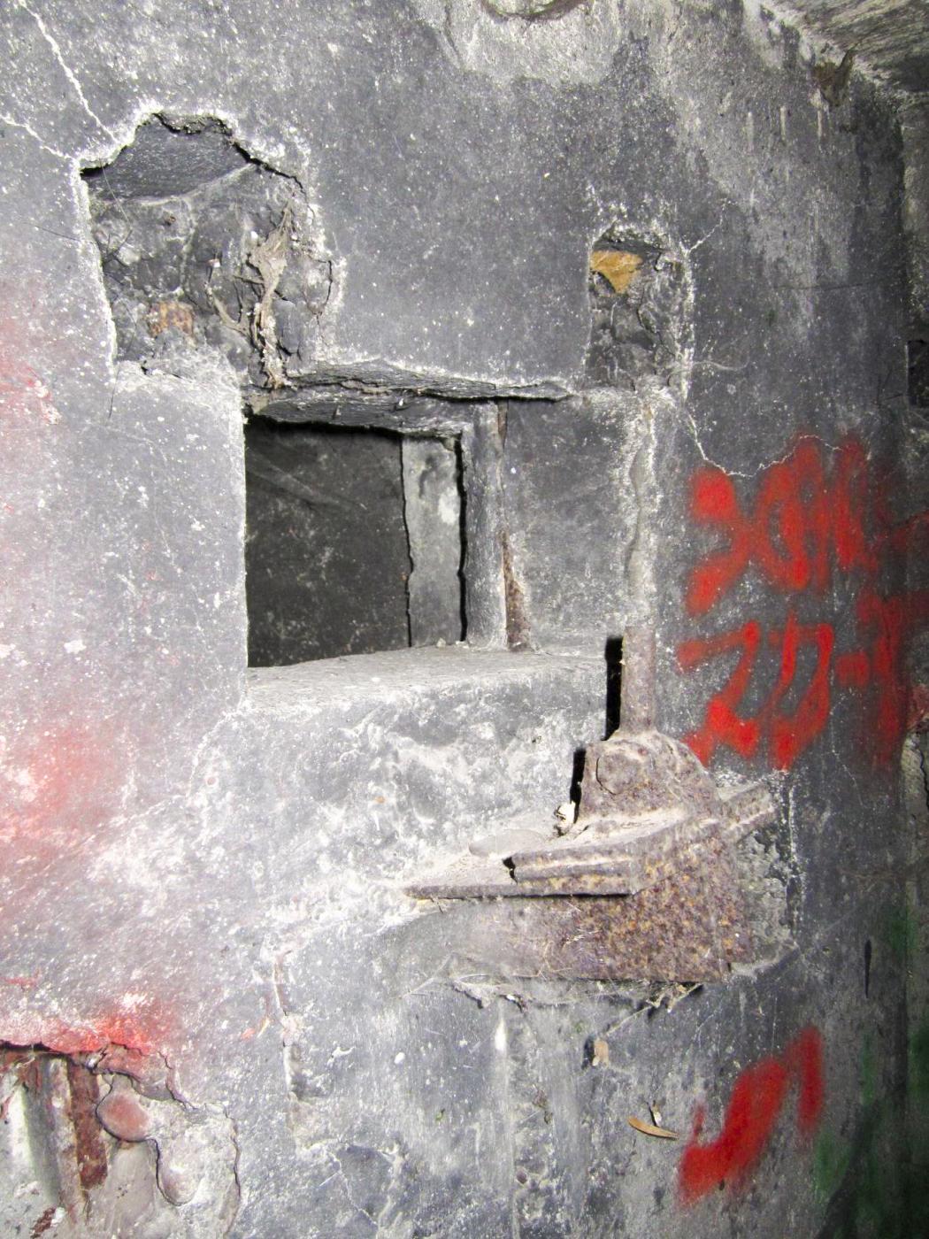 Ligne Maginot - HAUTE DIGUE 3 - (Blockhaus pour arme infanterie) - Chambre de tir - détail créneau latéral gauche - G.Fuchs