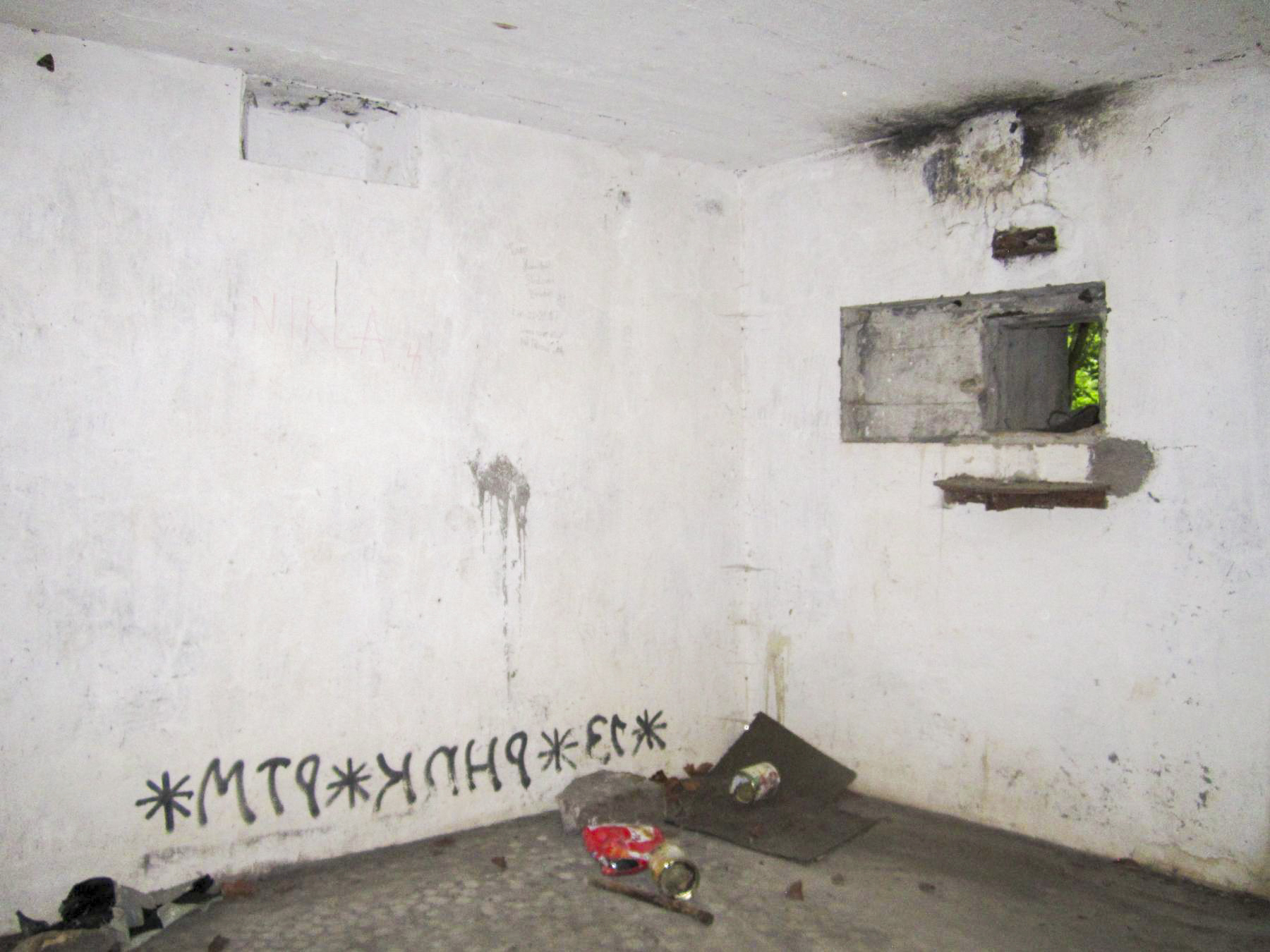 Ligne Maginot - HAUTE DIGUE 7 - (Blockhaus pour arme infanterie) - Chambre de tir - créneau mitrailleuse droit - Les Gardiens du Rhin - G.Fuchs