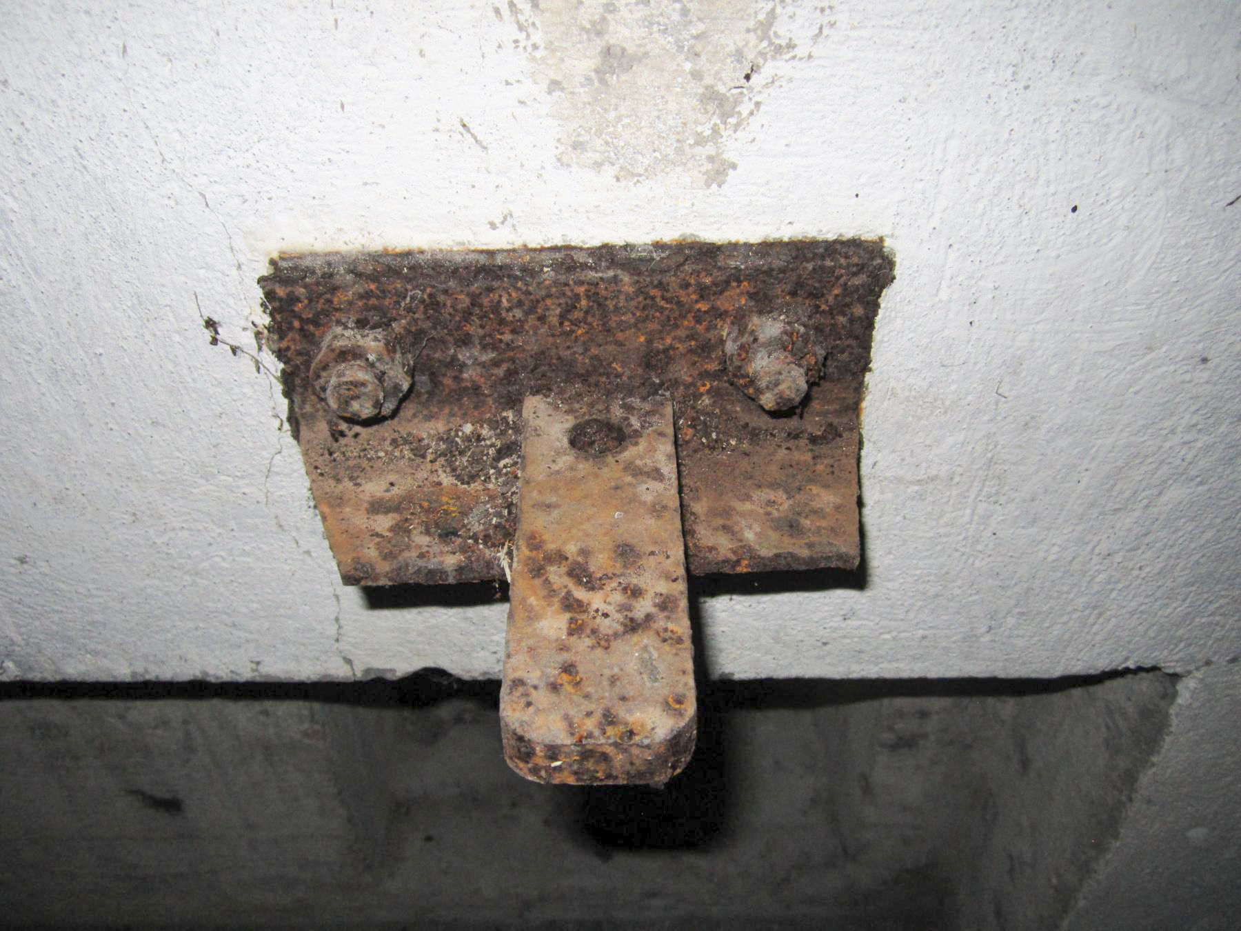 Ligne Maginot - HAUTE DIGUE 7 - (Blockhaus pour arme infanterie) - Chambre de tir - détail pivot supérieur créneau mitrailleuse gauche - Les Gardiens du Rhin - G.Fuchs