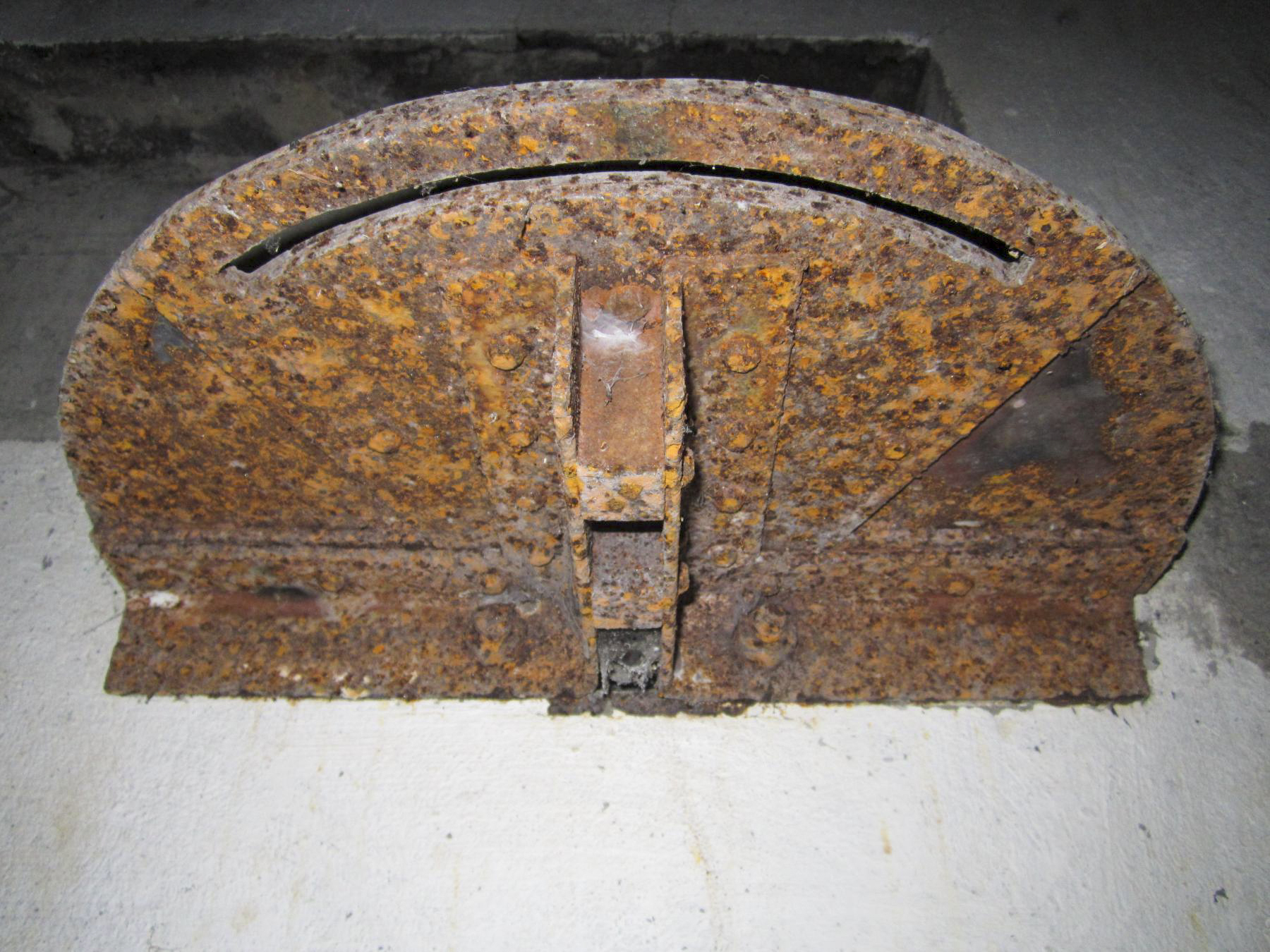 Ligne Maginot - HAUTE DIGUE 7 - (Blockhaus pour arme infanterie) - Chambre de tir
Détail guide circulaire créneau mitrailleuse gauche - G.Fuchs