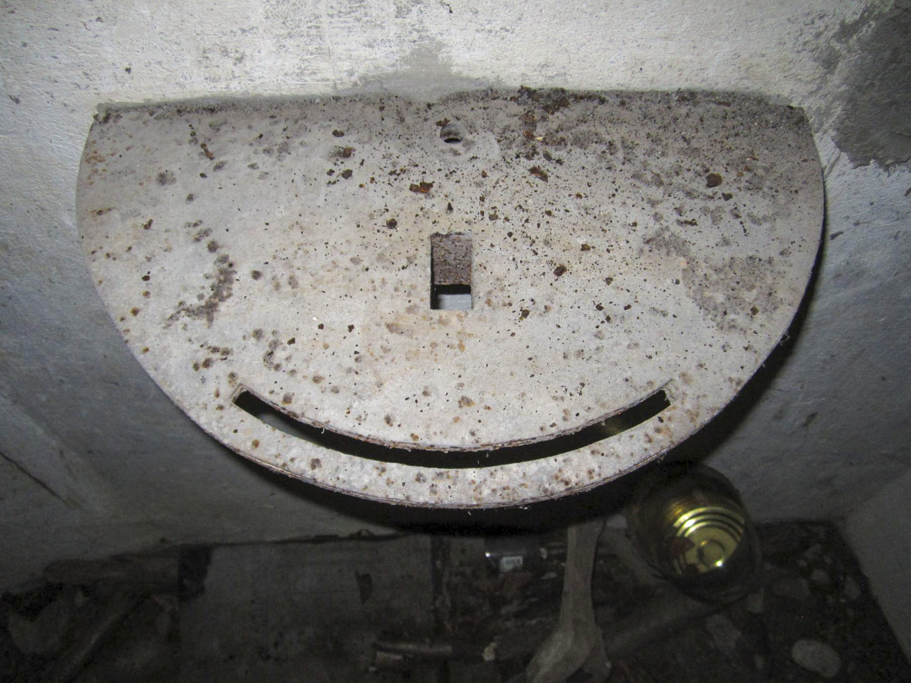 Ligne Maginot - HAUTE DIGUE 7 - (Blockhaus pour arme infanterie) - Chambre de tir
Détail guide circulaire créneau mitrailleuse gauche - G.Fuchs