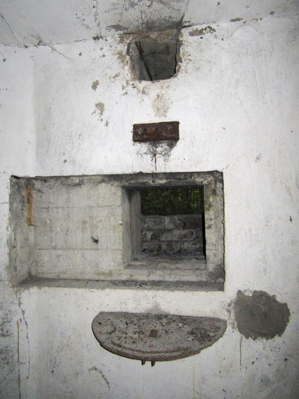 Ligne Maginot - HAUTE DIGUE 7 - (Blockhaus pour arme infanterie) - Chambre de tir
Détail créneau mitrailleuse gauche - G.Fuchs